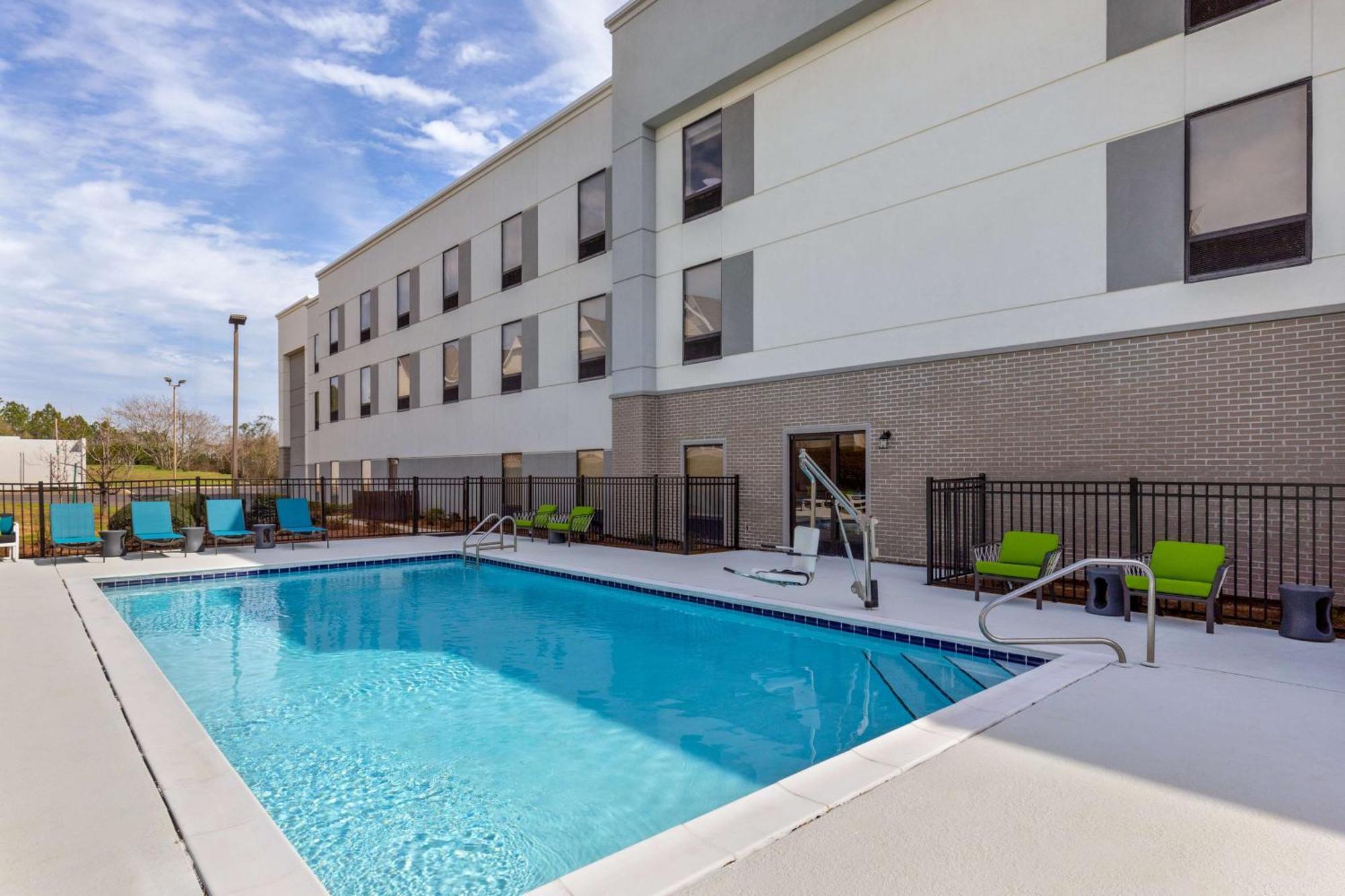 Hampton Inn & Suites Dothan Exterior photo