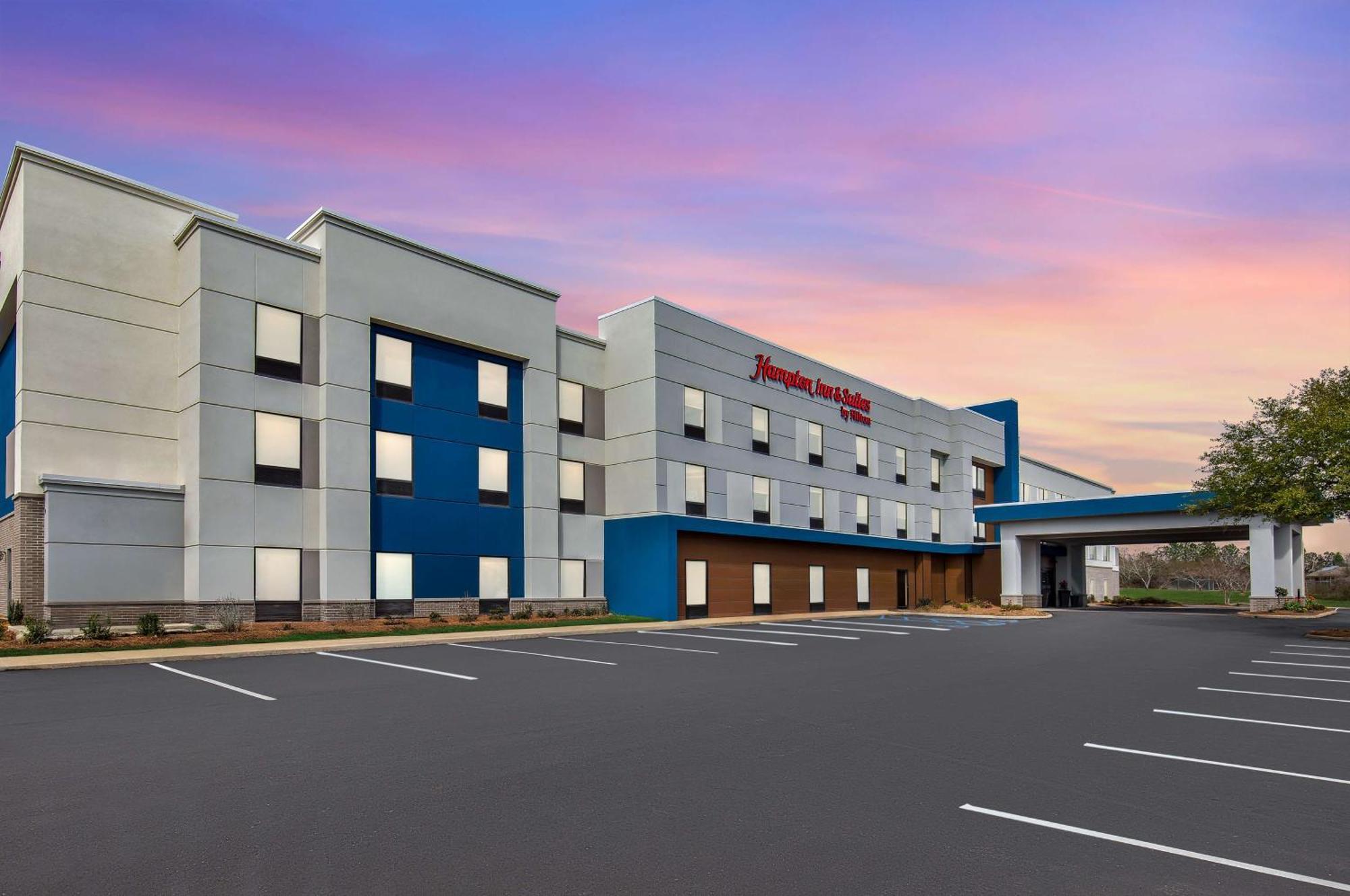 Hampton Inn & Suites Dothan Exterior photo