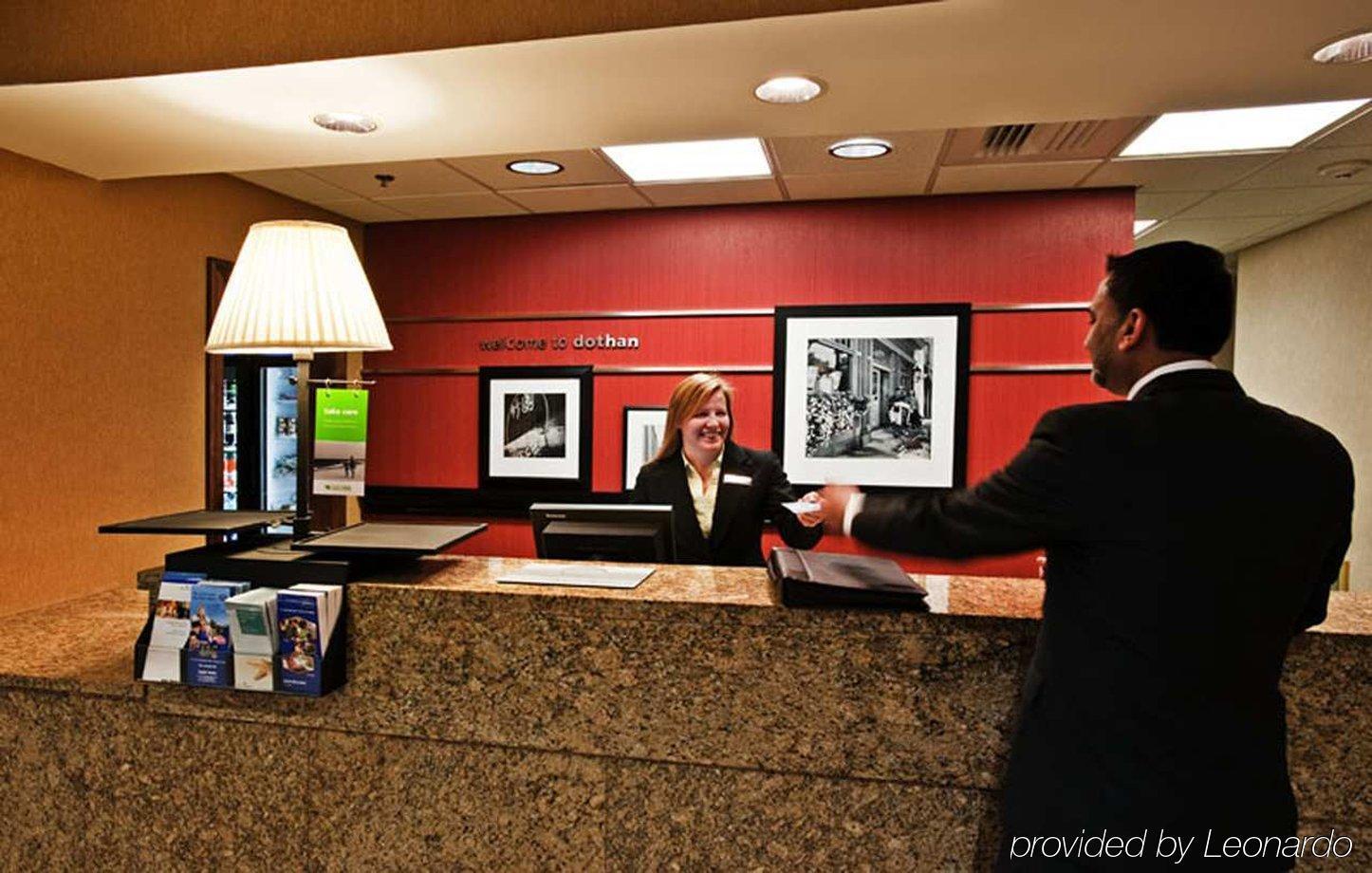 Hampton Inn & Suites Dothan Interior photo